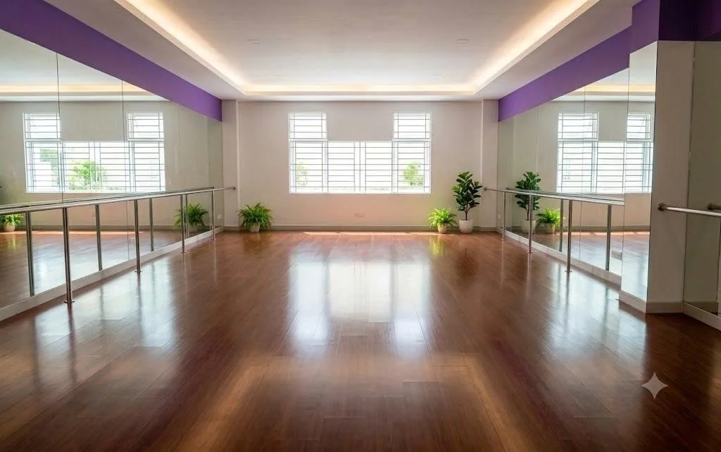 Studio gương sàn gỗ